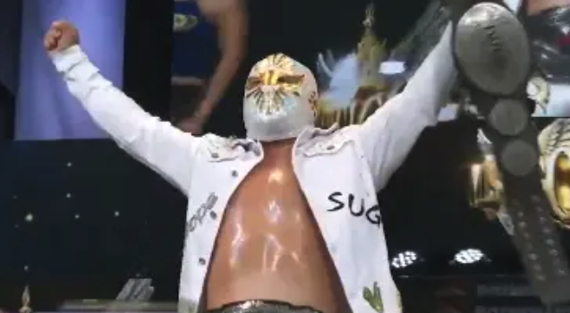 Mistico venció al luchador averno y le gano la cabellera