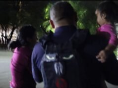 Policías auxilian a madre y bebé de 11 meses ante las intensas lluvias