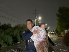 Policías rescatan a familia atrapada por inundación en El Sauzal