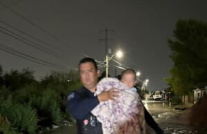 Policías rescatan a familia atrapada por inundación en El Sauzal