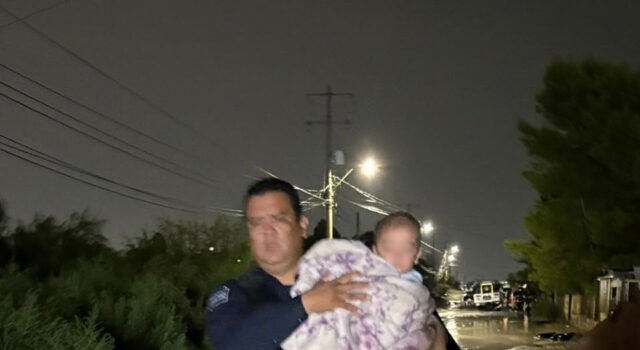 Policías rescatan a familia atrapada por inundación en El Sauzal