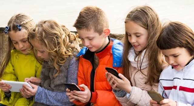 Unión Europea propone prohibir redes sociales a los menores de 13 años
