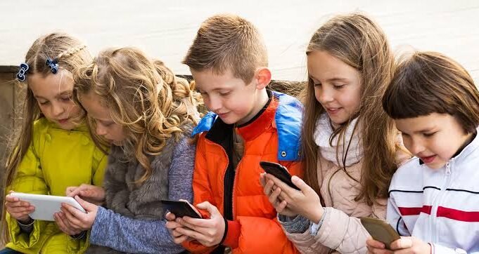 Unión Europea propone prohibir redes sociales a los menores de 13 años