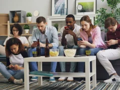 Internet y teléfonos celulares dominan la vida cotidiana en los hogares mexicanos.