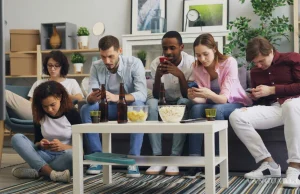 Internet y teléfonos celulares dominan la vida cotidiana en los hogares mexicanos.