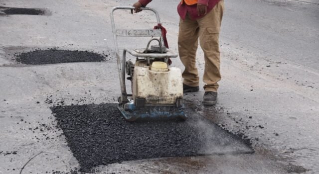 Atiende municipio reportes ciudadanos con cuadrillas de bacheo