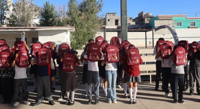 Entregan 794 mochilas y loncheras a estudiantes de primaria y preescolar