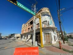 Atienden desprendimiento de estructura en edificio antiguo de la Zona Centro