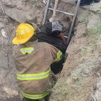 Rescatan a persona tras caer accidentalmente a la Acequia Madre en Altavista