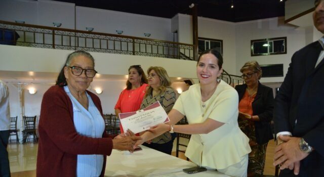 Entregan constancias a 256 personas mayores que concluyeron taller de derechos humanos
