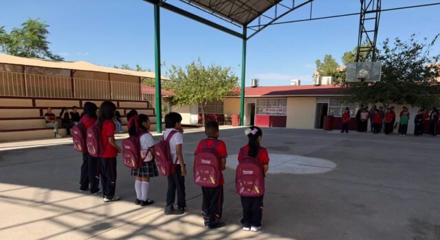 DABA participa en la distribución de mochilas en escuelas primarias de Juárez