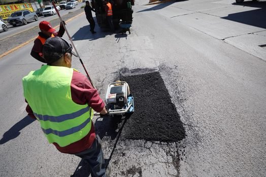 Trabajan con bacheo en la avenida Manuel J. Clouthier