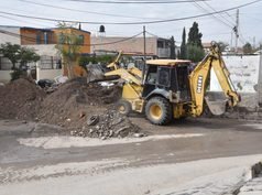 Municipio atiende reporte ciudadano por tierra acumulada en vialidad