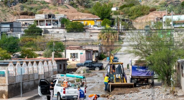 Despliega JMAS maquinaria para atender emergencia por lluvias en el norponiente de Juárez.