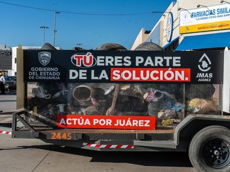 Exhibe JMAS basura encontrada en la red sanitaria para crear conciencia entre la ciudadanía.
