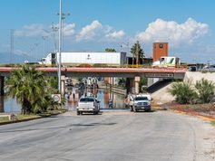 Apoya JMAS con retiro de agua acumulada en avenida Las Torres, bajo el puente Centauro.