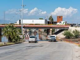 Apoya JMAS con retiro de agua acumulada en avenida Las Torres, bajo el puente Centauro.